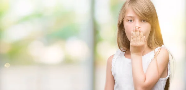 Giovane Bionda Bambino Coprire Bocca Con Mano Scioccata Dalla Vergogna — Foto Stock