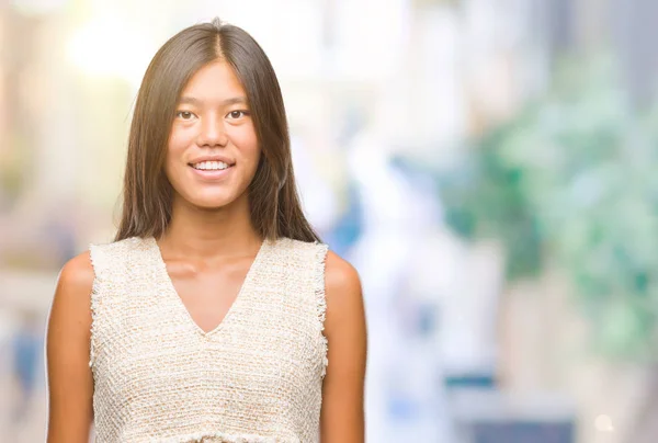 Genç Asyalı Kadın Yüzünde Mutlu Güzel Bir Gülümseme Ile Izole — Stok fotoğraf