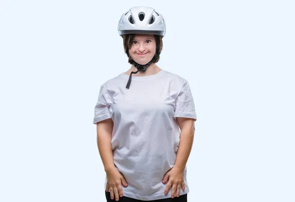 ダウン症の顔に幸せとクールな笑顔で孤立した背景に安全ヘルメット身に着けている女性は若い大人のサイクリスト 幸運な人 — ストック写真