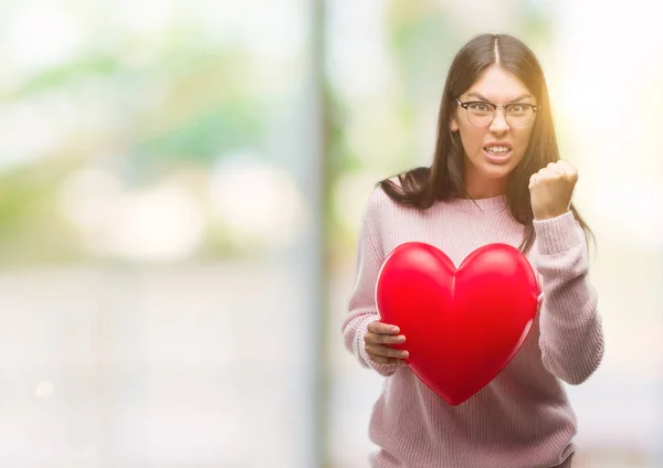 Junge Hispanische Frau Mit Verliebtem Herzen Genervt Und Frustriert Schreit — Stockfoto