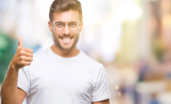 Joven Hombre Guapo Con Gafas Sobre Fondo Aislado Haciendo Gesto —  Fotos de Stock