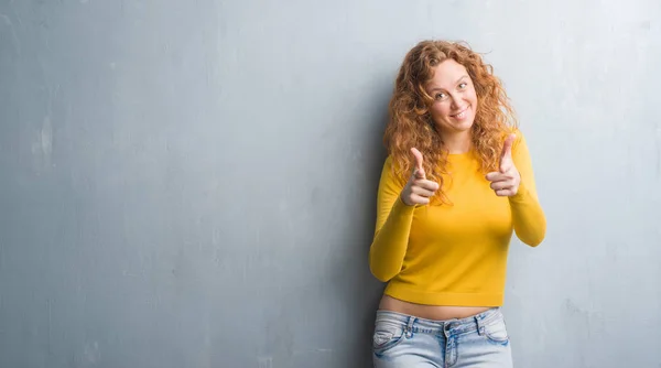 Jeune Femme Rousse Sur Mur Gris Grunge Pointant Les Doigts — Photo