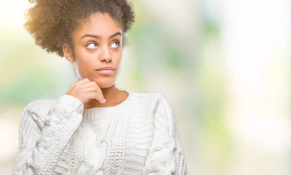 年轻的美国黑人妇女穿着冬季毛衣在孤立的背景与手在下巴思考问题 沉思的表达 微笑与周到的脸 怀疑概念 — 图库照片