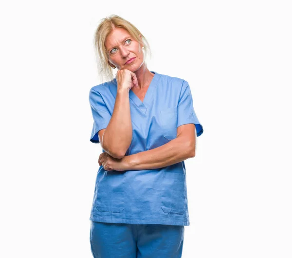 Mujer Rubia Mediana Edad Vistiendo Uniforme Enfermera Médica Sobre Fondo — Foto de Stock