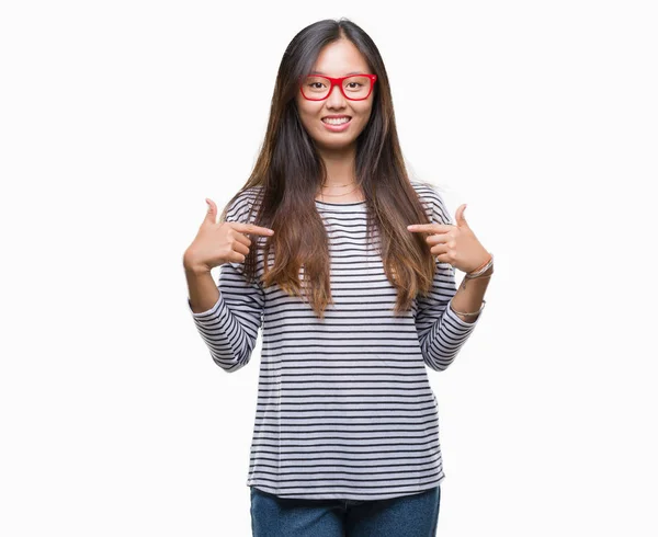 Νεαρά Ασιατικές Γυναίκα Φοράει Γυαλιά Πέρα Από Απομονωμένο Υπόβαθρο Αναζητούν — Φωτογραφία Αρχείου