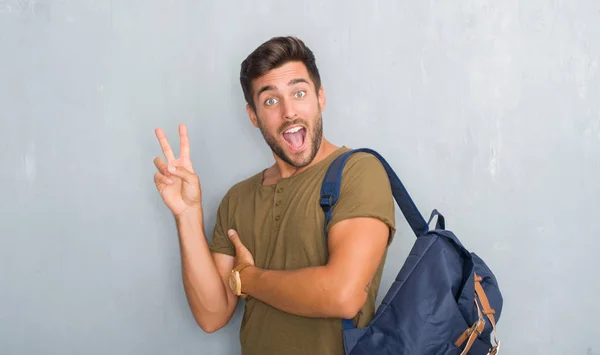 Gutaussehender Junger Tourist Über Grauer Grunge Wand Mit Rucksack Lächelnd — Stockfoto