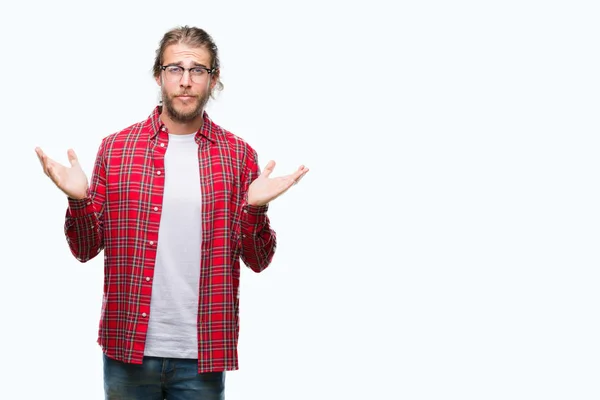Genç Yakışıklı Adam Uzun Saçlı Gözlüklü Üzerinde Arka Plan Clueless — Stok fotoğraf