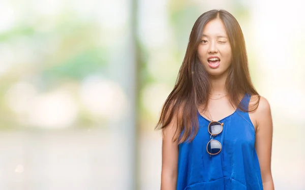 在孤立的背景下 年轻的亚洲妇女眨眼看着性感的表情 开朗和快乐的脸相机 — 图库照片