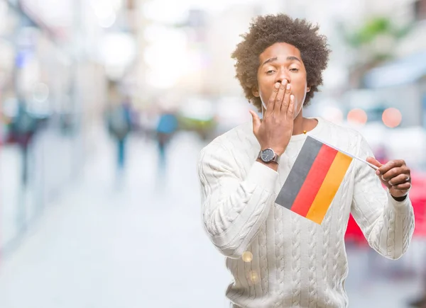 Bandera Hombre Afroamericano Alemania Sobre Fondo Aislado Cubrir Boca Con —  Fotos de Stock