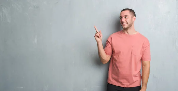 Kameraya Bakarak Yan Parmak Ile Işaret Eden Genç Beyaz Adam — Stok fotoğraf