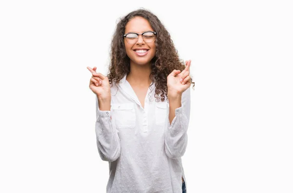 Mulher Hispânica Jovem Bonita Sorrindo Cruzando Dedos Com Esperança Olhos — Fotografia de Stock