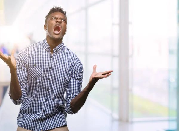 Jonge Afro Amerikaanse Man Dragen Blauwe Shirt Gekke Gekke Schreeuwen — Stockfoto