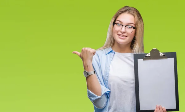 Joven Mujer Negocios Caucásica Sosteniendo Portapapeles Sobre Fondo Aislado Apuntando —  Fotos de Stock