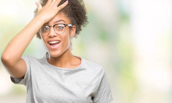 Jonge Afro Amerikaanse Vrouw Dragen Bril Geïsoleerde Achtergrond Verrast Met — Stockfoto