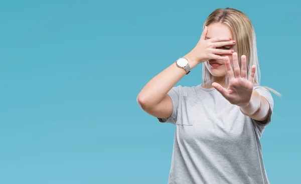 Mulher Loira Jovem Sobre Fundo Isolado Cobrindo Olhos Com Mãos — Fotografia de Stock