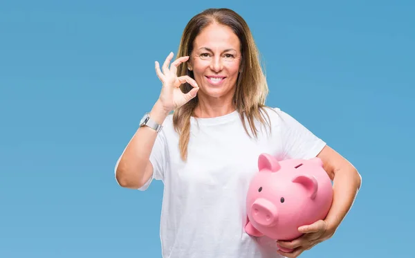 Mulher Hispânica Meia Idade Economizando Dinheiro Usando Banco Porquinho Sobre — Fotografia de Stock