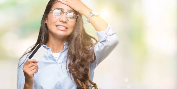 Junge Arabische Frau Mit Kreditkarte Über Isoliertem Hintergrund Gestresst Mit — Stockfoto