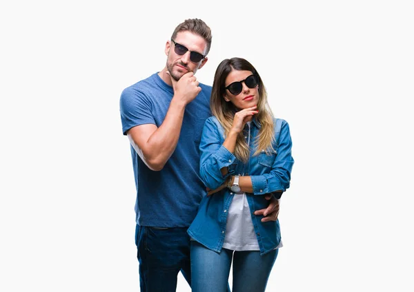 Junges Verliebtes Paar Mit Sonnenbrille Über Isoliertem Hintergrund Die Hand — Stockfoto