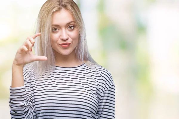 Mladá Blond Žena Nad Usmívá Izolovaná Pozadí Jistý Ukázal Rukou — Stock fotografie