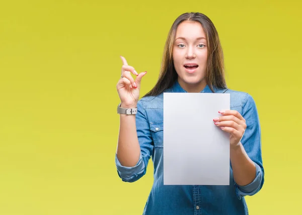 Mulher Caucasiana Jovem Segurando Folha Papel Branco Sobre Fundo Isolado — Fotografia de Stock