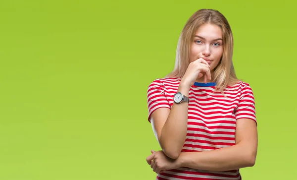 Mujer Caucásica Joven Sobre Fondo Aislado Mirando Confiado Cámara Con —  Fotos de Stock