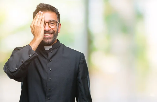 Adulto Hispânico Padre Católico Homem Sobre Fundo Isolado Cobrindo Olho — Fotografia de Stock