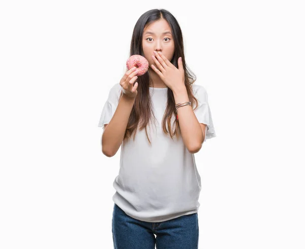 Νεαρά Ασιατικές Γυναίκα Τρώει Ντόνατ Πάνω Από Στόμα Κάλυμμα Απομονωθεί — Φωτογραφία Αρχείου