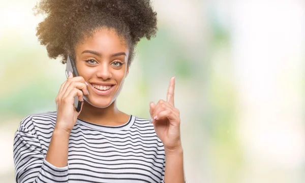 Joven Mujer Afroamericana Hablando Por Teléfono Sobre Fondo Aislado Sorprendida — Foto de Stock