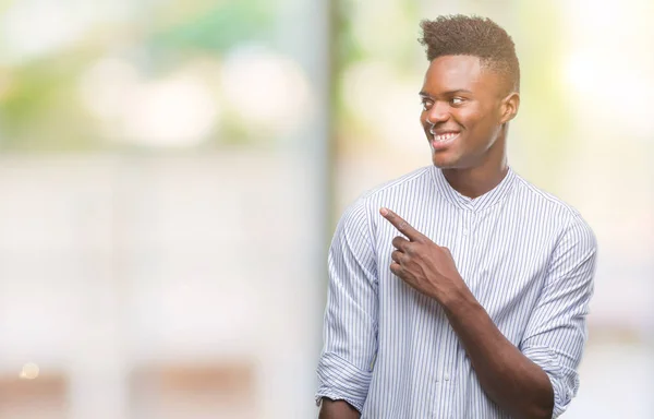 Unga Afroamerikanska Mannen Över Isolerade Bakgrund Glada Med Ett Leende — Stockfoto