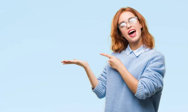 Joven Hermosa Mujer Sobre Fondo Aislado Con Suéter Invierno Sorprendido — Foto de Stock