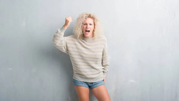 Junge Blonde Frau Mit Lockigem Haar Über Grunge Grauem Hintergrund — Stockfoto