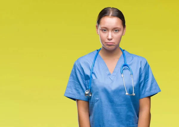 Unga Kaukasiska Läkare Kvinna Bär Medicinsk Uniform Över Isolerade Bakgrund — Stockfoto