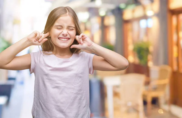 Junges Schönes Mädchen Über Isoliertem Hintergrund Das Ohren Mit Fingern — Stockfoto