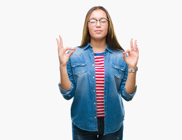 Giovane Bella Donna Caucasica Indossa Occhiali Sfondo Isolato Rilassarsi Sorridere — Foto Stock