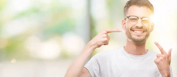 Genç Yetişkin Adam Kendinden Emin Gösterilen Işaret Parmakları Diş Ağız — Stok fotoğraf