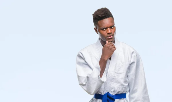 Unga Afroamerikanska Mannen Över Isolerade Bakgrunden Iklädd Kimono Med Hand — Stockfoto