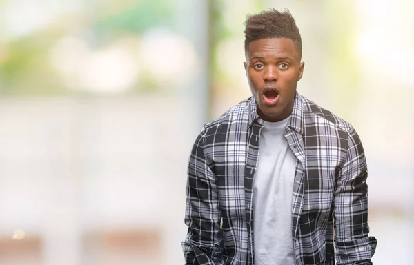 Junger Afrikanisch Amerikanischer Mann Mit Isoliertem Hintergrund Verängstigt Und Schockiert — Stockfoto