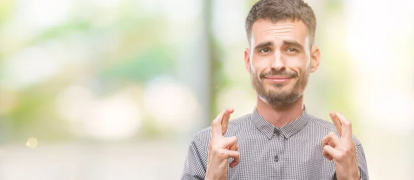 Homem Jovem Hipster Sorrindo Cruzando Dedos Com Esperança Olhos Fechados — Fotografia de Stock