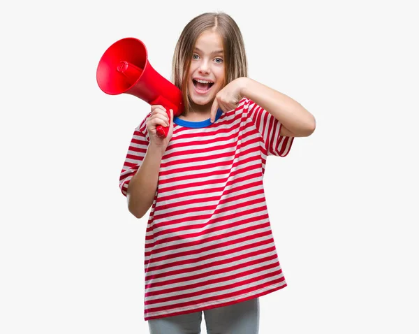 Jovem Menina Bonita Gritando Através Megafone Sobre Fundo Isolado Com — Fotografia de Stock