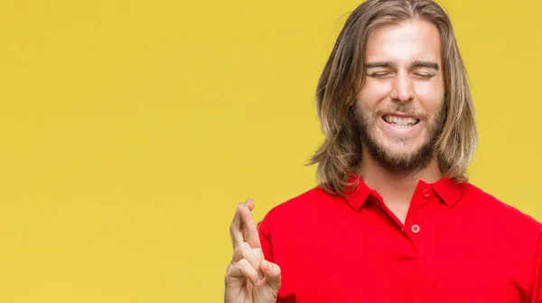 Homem Bonito Jovem Com Cabelos Longos Sobre Fundo Isolado Sorrindo — Fotografia de Stock