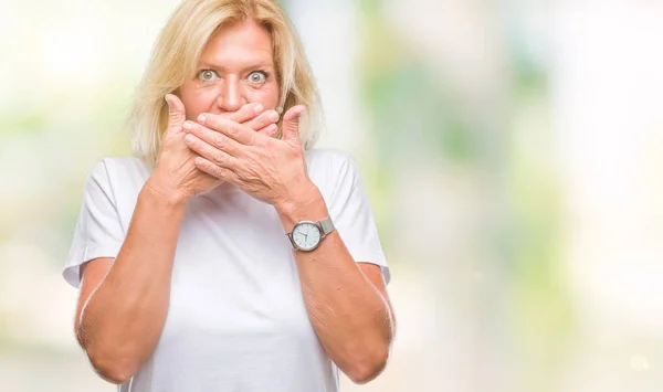 Středním Věku Blond Žena Izolované Pozadí Šokován Pokrývající Ústa Rukama — Stock fotografie