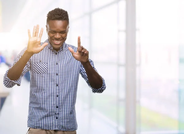 Unga Afroamerikanska Man Klädd Blå Tröja Visar Och Pekar Uppåt — Stockfoto