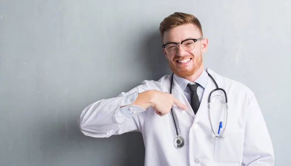 Joven Pelirroja Doctor Hombre Sobre Gris Grunge Pared Con Sorpresa — Foto de Stock