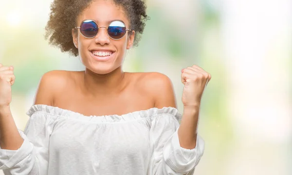 Jovem Afro Americana Vestindo Óculos Sol Sobre Fundo Isolado Celebrando — Fotografia de Stock