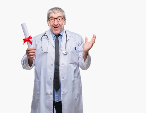 Bello Anziano Medico Uomo Tenendo Carta Grado Sfondo Isolato Molto — Foto Stock