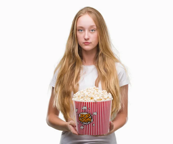 Bionda Adolescente Donna Mangiare Pop Corn Con Espressione Fiduciosa Sul — Foto Stock