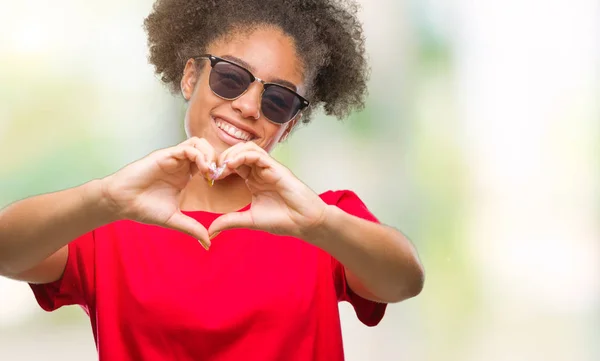 Молодих Афро Американку Носити Сонцезахисні Окуляри Над Ізольованих Фону Посміхаючись — стокове фото