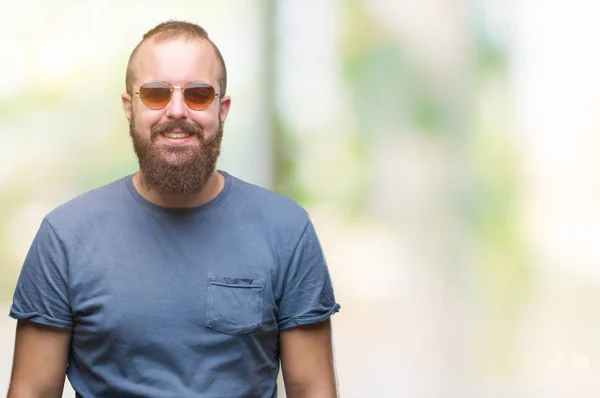 Homem Jovem Hipster Caucasiano Usando Óculos Sol Sobre Fundo Isolado — Fotografia de Stock