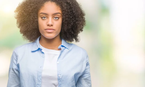 Jovem Afro Americana Sobre Fundo Isolado Com Expressão Séria Rosto — Fotografia de Stock