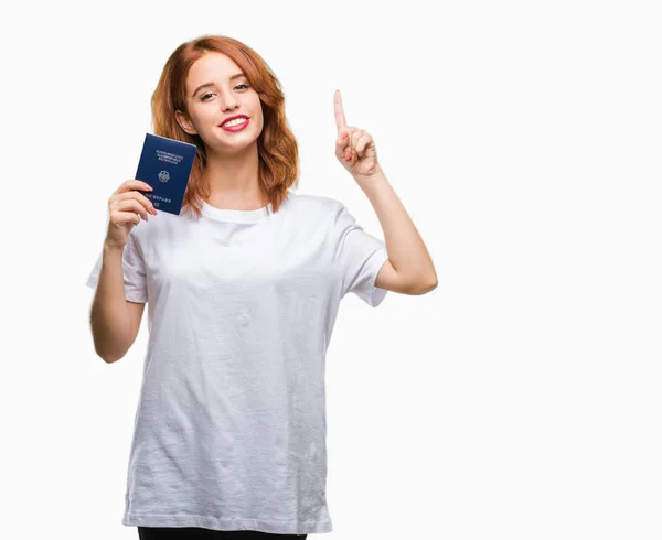 Joven Hermosa Mujer Con Pasaporte Alemania Sobre Fondo Aislado Sorprendido — Foto de Stock